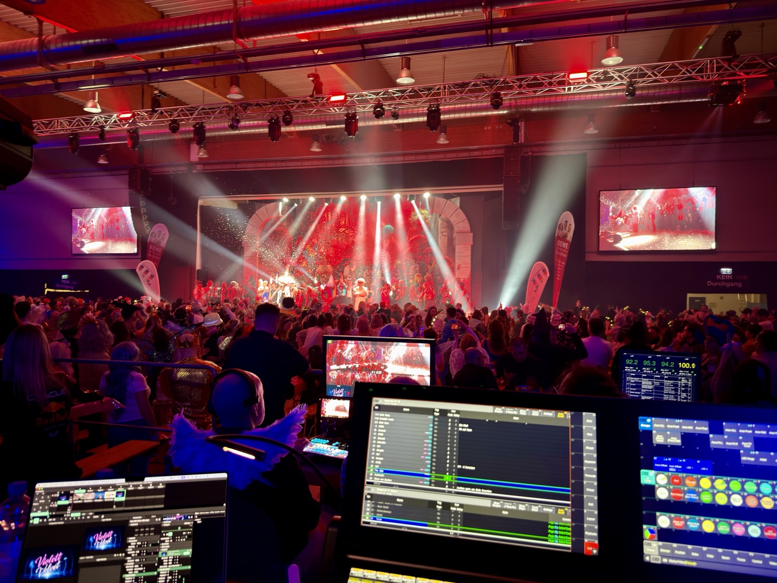 Show mit Publikum und Lichttechnik