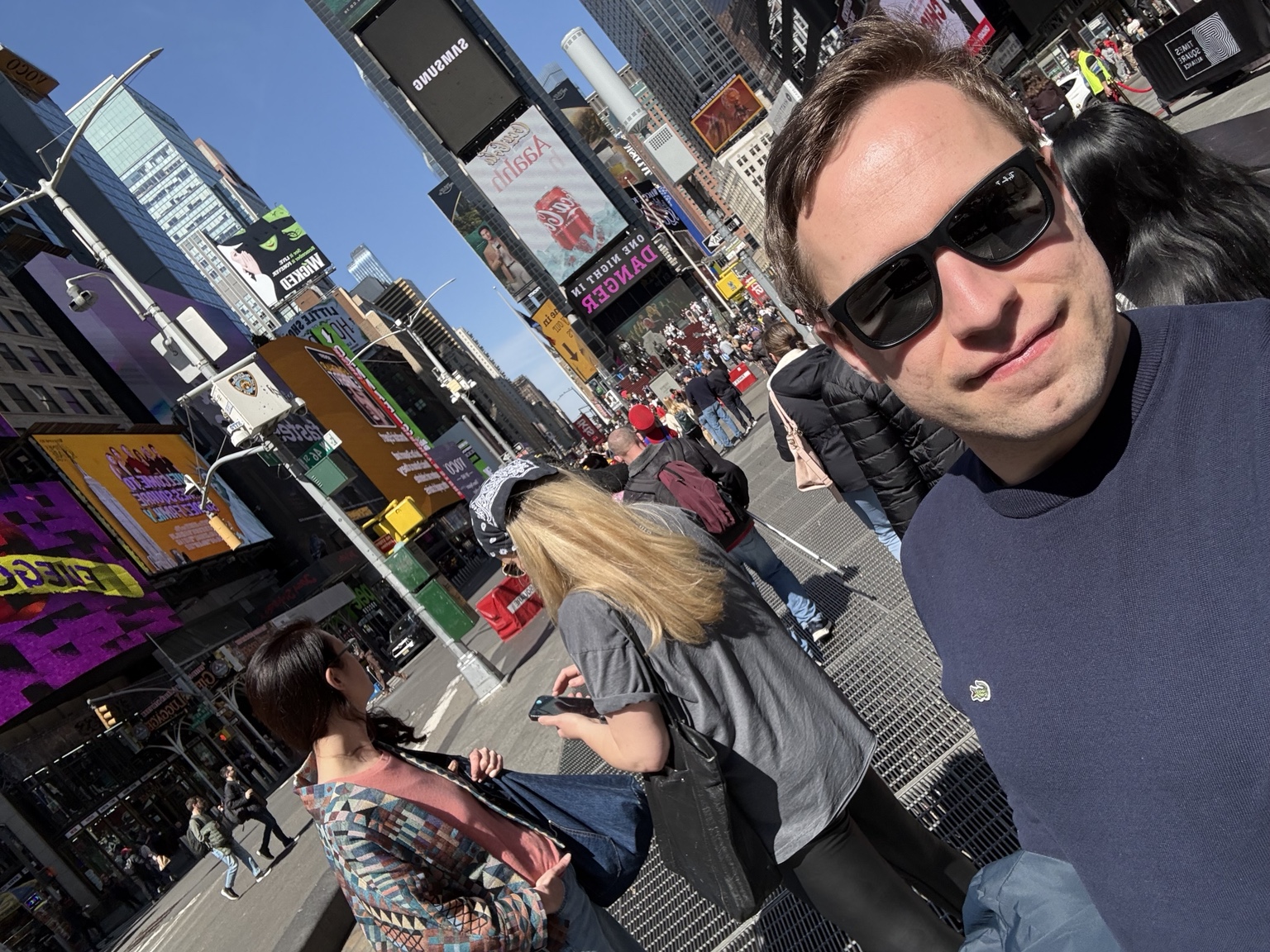 Reisebild mit Marius auf einem Schiff bei Sonnenuntergang